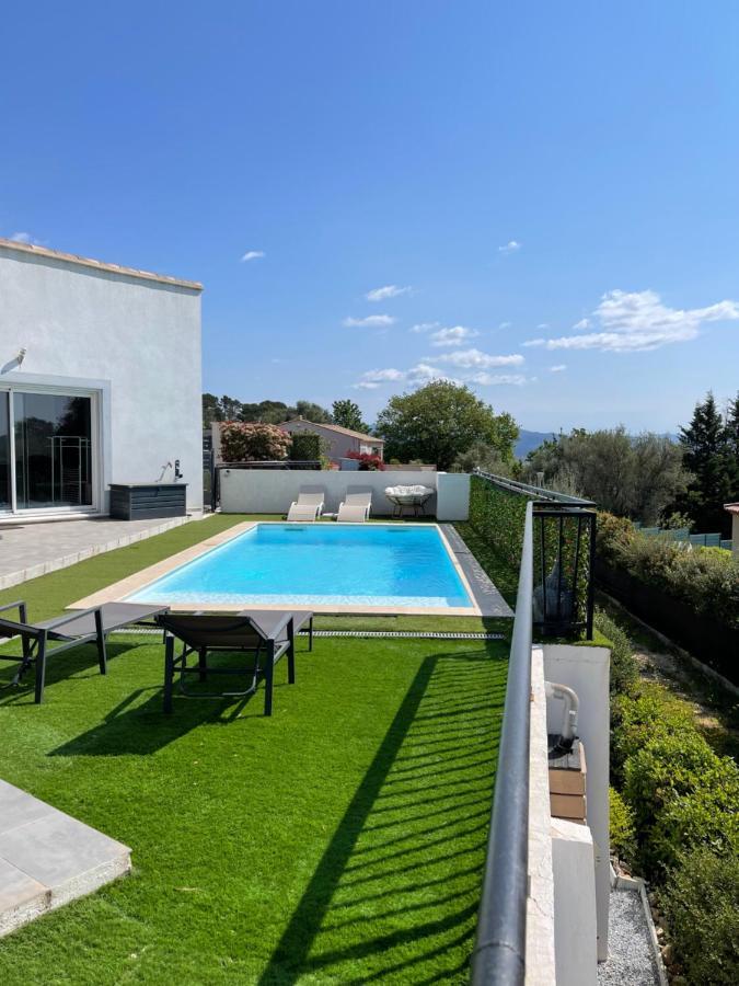 Villa Avec Piscine Cuers Exterior photo